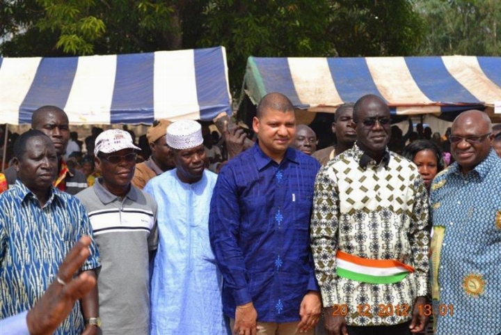 A l`occasion des Arbres de Noël  dans le hambol : Les populations à Jean Louis Billon : 